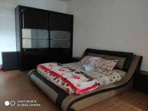 Giường trong phòng chung tại Sakura Homestay 4 bedrooms 14pax- Eaton Hills Padang Kerbau Miri