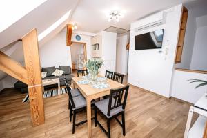 Televízia a/alebo spoločenská miestnosť v ubytovaní Apartament Pastorówka