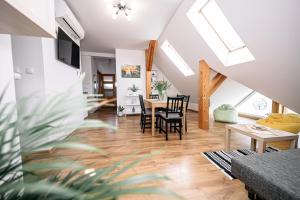 Televízia a/alebo spoločenská miestnosť v ubytovaní Apartament Pastorówka