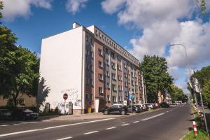 un gran edificio al costado de una calle en Lubela, en Kołobrzeg