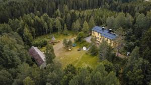 an aerial view of a house in the middle of a forest at Villa Ora’s Majatalo in Kolinkylä
