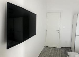 En tv och/eller ett underhållningssystem på Apartmani Cupara
