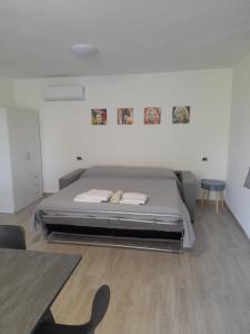 ein Schlafzimmer mit einem Bett in der Ecke eines Zimmers in der Unterkunft Il Poggio Degli Olivi in Serò