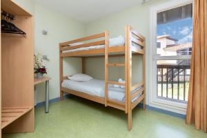 Zimmer mit Etagenbett und Fenster in der Unterkunft Village Vacances Le Junka in Vieux-Boucau-les-Bains + 26 Fotos