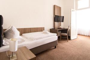 Ein Bett oder Betten in einem Zimmer der Unterkunft Villa Auszeit Hotel Garni