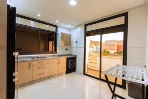 a kitchen with a washer and dryer at EL NIDO ALHOCEIMA in Al Hoceïma