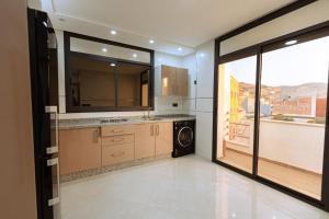 a kitchen with a washer and dryer and a window at EL NIDO ALHOCEIMA in Al Hoceïma