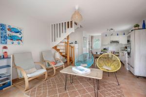 アルゾンにあるMaison pour 5 - Grand jardin - 700m de la plageの椅子とテーブルのあるリビングルーム +13枚の写真