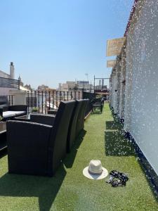 Hotel Plaza في إشبيلية: قبعة على العشب على السطح
