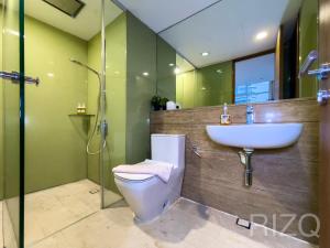 vortex suites klcc by LEAVA في كوالالمبور: حمام مع مرحاض ومغسلة