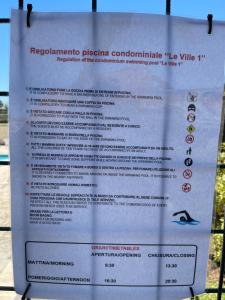 un panneau est suspendu sur une clôture dans l'établissement Le Ville 1 Costa Saracena, à Agnone Bagni