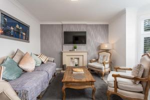 - un salon avec un canapé et une table dans l'établissement 9A Millbrae - Donnini Apartments, à Ayr