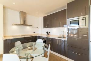 Kuchyň nebo kuchyňský kout v ubytování LUXURY HOLIDAYS SUITES, Playa de los Cristianos