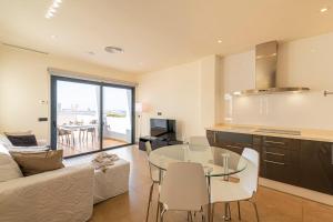 Kuchyň nebo kuchyňský kout v ubytování LUXURY HOLIDAYS SUITES, Playa de los Cristianos