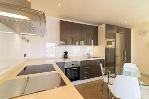 Kuchyň nebo kuchyňský kout v ubytování LUXURY HOLIDAYS SUITES, Playa de los Cristianos