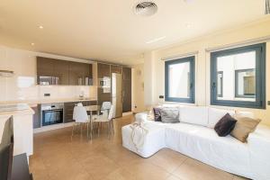 Kuchyň nebo kuchyňský kout v ubytování LUXURY HOLIDAYS SUITES, Playa de los Cristianos