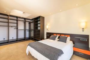 Postel nebo postele na pokoji v ubytování LUXURY HOLIDAYS SUITES, Playa de los Cristianos