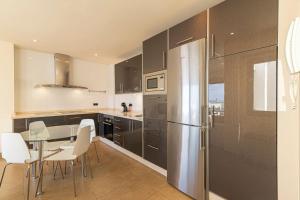 Kuchyň nebo kuchyňský kout v ubytování LUXURY HOLIDAYS SUITES, Playa de los Cristianos
