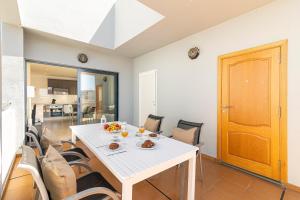 Kuchyň nebo kuchyňský kout v ubytování LUXURY HOLIDAYS SUITES, Playa de los Cristianos