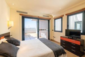 Postel nebo postele na pokoji v ubytování LUXURY HOLIDAYS SUITES, Playa de los Cristianos