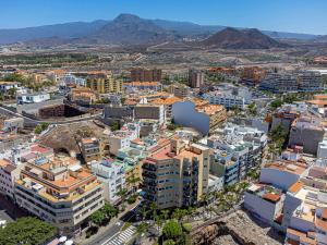 Nespecifikovaný výhled na destinaci Los Cristianos nebo výhled na město při pohledu z apartmánu