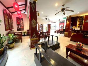 Salon wyposażony jest w meble i wentylator sufitowy. w obiekcie Silver Resortel w Patong Beach