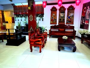 Pokój z krzesłami, kanapą i stołem w obiekcie Silver Resortel w Patong Beach