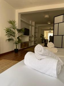 - une chambre avec 2 serviettes blanches sur un lit dans l'établissement IRUA APARTAMENTOS, à Ronda