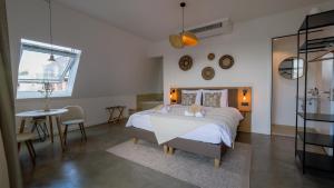 um quarto com uma cama grande e uma mesa em Hotel Paradis Zandvoort em Zandvoort