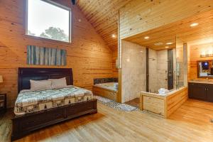 Ένα ή περισσότερα κρεβάτια σε δωμάτιο στο Deluxe Couples Cabin on Creek