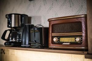 Eine braune Mikrowelle steht neben einer Kaffeemaschine auf einem Regal. in der Unterkunft Vineyard Cottage Skatlar 2 in Srednje Grčevje
