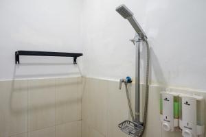 Kylpyhuone majoituspaikassa RedDoorz At Jalan Raya Baturaden