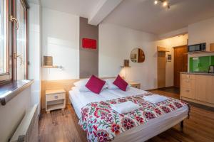 Posteľ alebo postele v izbe v ubytovaní Aparteo Apartamenty Strzelców Podhalańskich 34