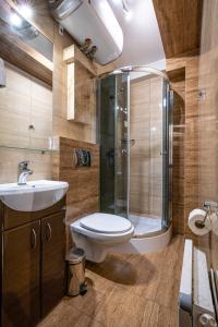Kúpeľňa v ubytovaní Aparteo Apartamenty Strzelców Podhalańskich 34 + 13 fotografií