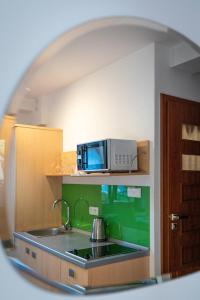 Kuchyňa alebo kuchynka v ubytovaní Aparteo Apartamenty Strzelców Podhalańskich 34