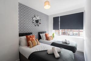 Säng eller sängar i ett rum på Modern & Contractors & Leisure & Driveway Parking & Garden