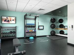 een kamer met een fitnessruimte met veel gewichten bij Tru By Hilton Indianapolis Lawrence, In in Indianapolis