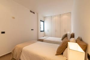 Postel nebo postele na pokoji v ubytování LUXURY HOLIDAYS SUITES, Playa de los Cristianos