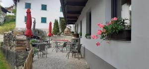 A garden outside Alpen Lodge Berwang