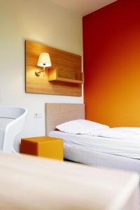 Postel nebo postele na pokoji v ubytování DRK-Tagungshotel-Dunant