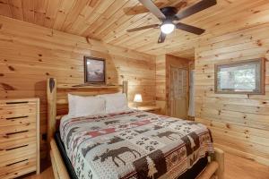 Gallery image of Cabin with Jacuzzi & Hydrotherapy SpaNear Helen in Cleveland