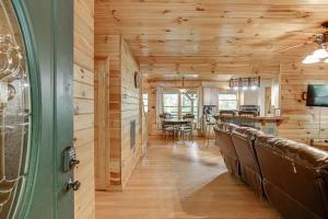 Gallery image of Cabin with Jacuzzi & Hydrotherapy SpaNear Helen in Cleveland +25 photos