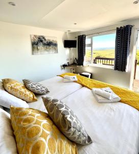 Gallery image of Whitsand Bay Tamar Suite in Downderry