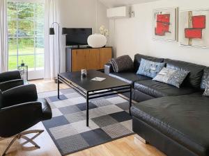 ein Wohnzimmer mit einem Sofa und einem Couchtisch in der Unterkunft 8 person holiday home in Toftlund in Vestergård