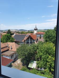 una vista da una finestra di una città con tetti di A&M a Târgu-Mureş