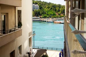 Fotografie z fotogalerie ubytování Stylish Modern Studio, Chalkida centre, seaside v destinaci Chalkis