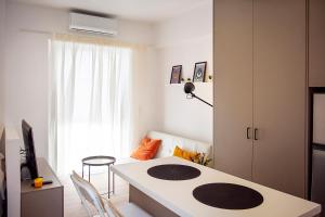 Fotografie z fotogalerie ubytování Stylish Modern Studio, Chalkida centre, seaside v destinaci Chalkis