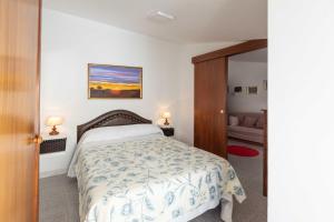A bed or beds in a room at Ático en Portonovo 200m de la Playa. + WIFI