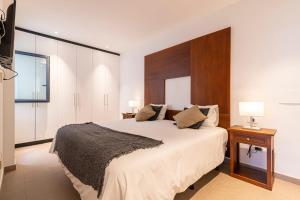 Postel nebo postele na pokoji v ubytování LUXURY HOLIDAYS SUITES, Playa de los Cristianos