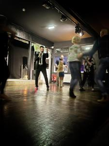 eine Gruppe von Menschen, die auf einer Tanzfläche tanzen in der Unterkunft Whitsand Bay Tamar Suite in Downderry